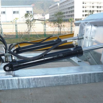 ადვილად გამოსაყენებელი პოზიტიური ჩამკეტი მექანიზმი. უსაფრთხოების ჯაჭვი უზრუნველყოფს ვეფხვს სატრანსპორტო საშუალების მართვისას. შედუღებული seams ხელს უშლის გაჟონვას. ღრმა ჩანგლის ღიობები. 2 "ჩამოყალიბდა ზედა ტუჩები. მაღალი ხილული ლურჯი მინანქარი დასრულებულია