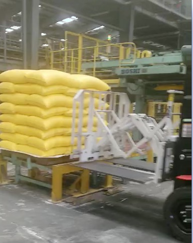 Forklift გაიყვანეთ Push დანართი გამოყენება სასუქის მოსაწყობად